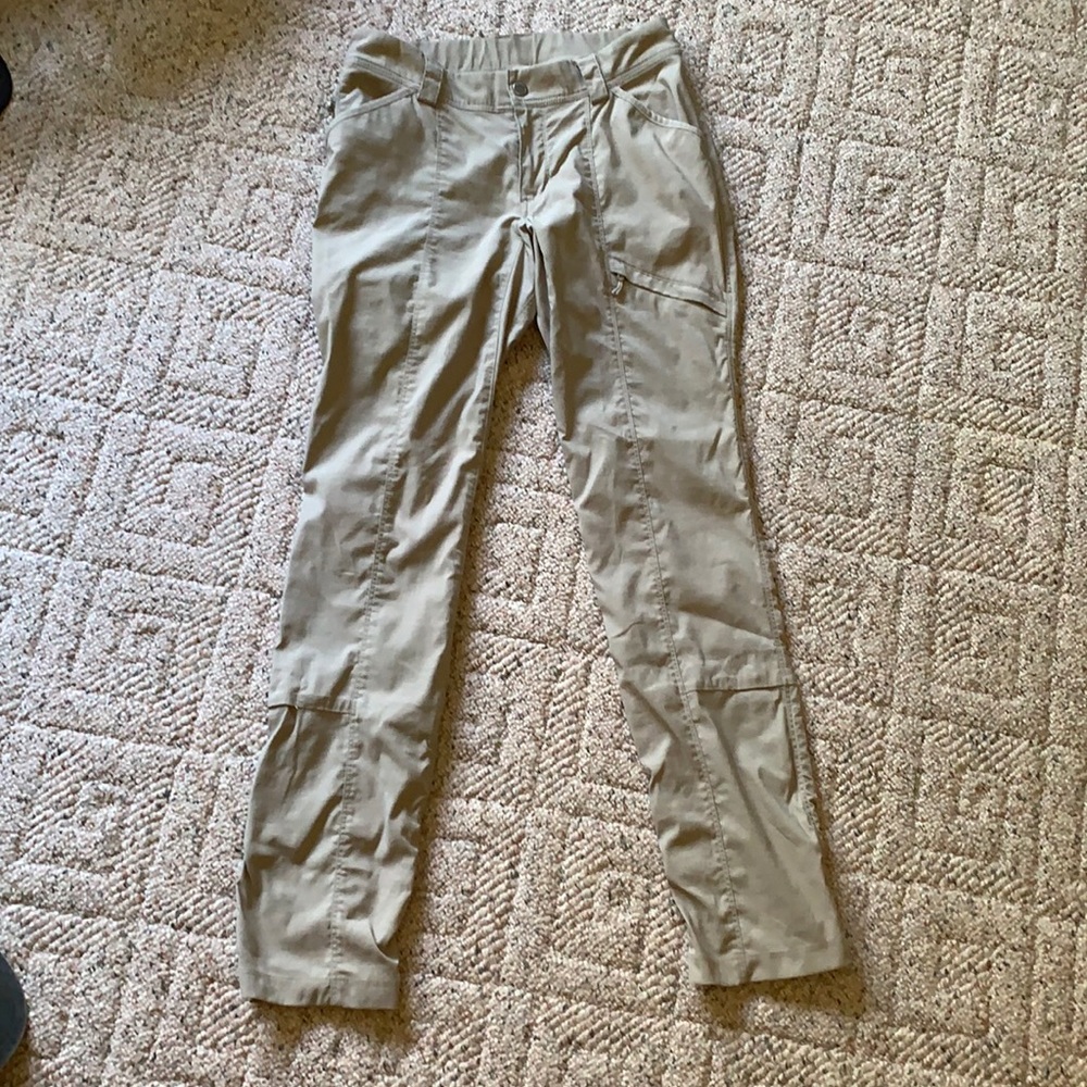 Women’s khaki cargo pants